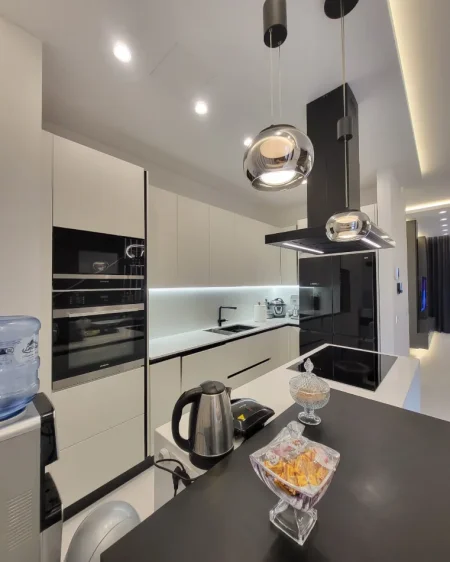 Tirane, shitet Vile 4+1+Aneks+Ballkon , 310 m² 700.000 € (Liqeni i Thate)