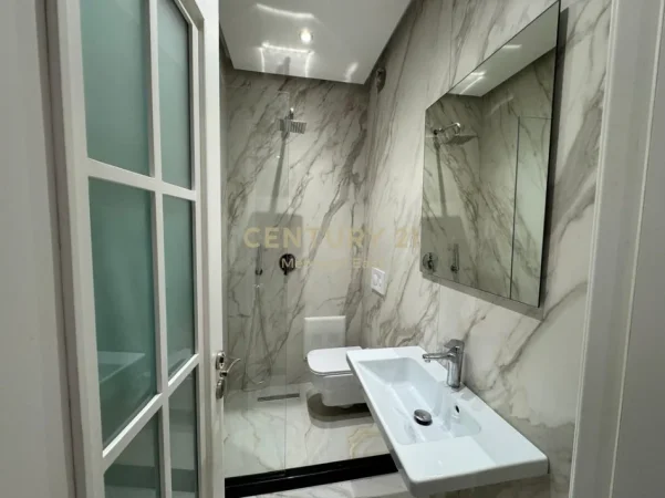 Tirane, jepet me qera apartament 2+1+Ballkon Kati 5, 115 m² 1.500 € (rruga e dibres)