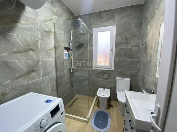 Tirane, jepet me qera apartament 2+1+Ballkon Kati 2, 110 m² 820 € (21 dhjetori frosina plaku)