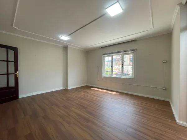 Tirane, jepet me qera ambjent biznesi Kati 3, 178 m² 1.800 € (Sheshi Willson)