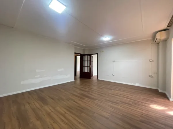Tirane, jepet me qera ambjent biznesi Kati 3, 178 m² 1.800 € (Sheshi Willson)