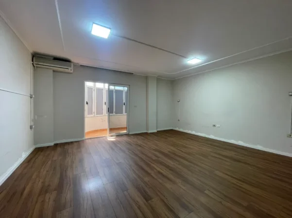 Tirane, jepet me qera ambjent biznesi Kati 3, 178 m² 1.800 € (Sheshi Willson)