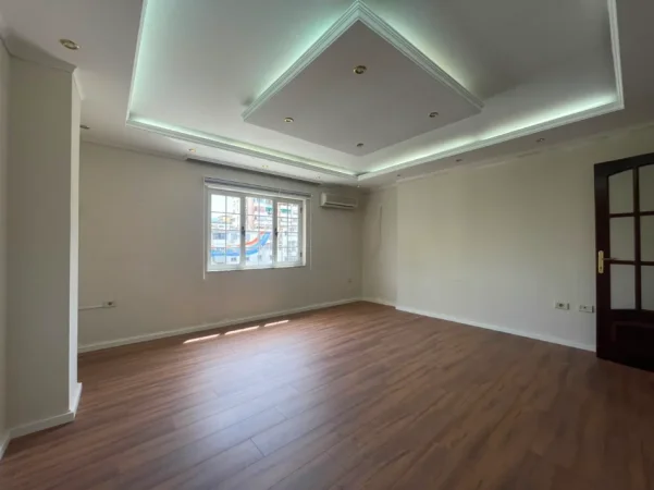 Tirane, jepet me qera ambjent biznesi Kati 3, 178 m² 1.800 € (Sheshi Willson)