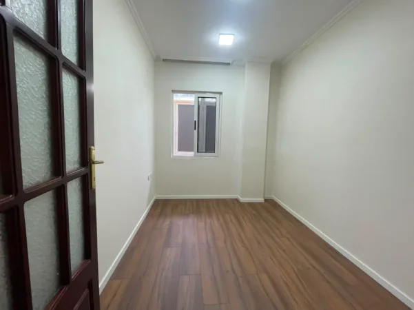 Tirane, jepet me qera ambjent biznesi Kati 3, 178 m² 1.800 € (Sheshi Willson)