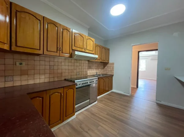 Tirane, jepet me qera ambjent biznesi Kati 3, 178 m² 1.800 € (Sheshi Willson)