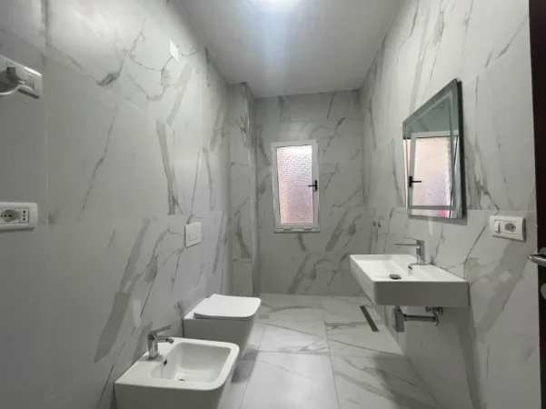 Tirane, jepet me qera ambjent biznesi Kati 3, 178 m² 1.800 € (Sheshi Willson)