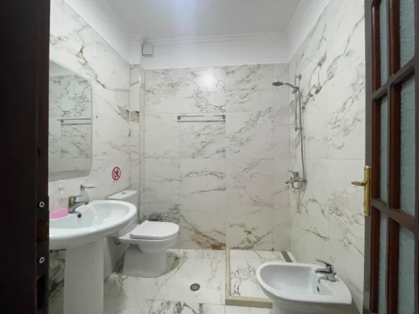 Tirane, jepet me qera ambjent biznesi Kati 3, 178 m² 1.800 € (Sheshi Willson)