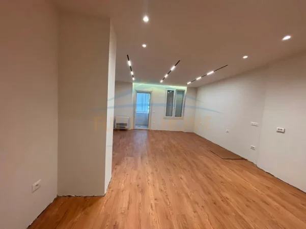 Tirane, jepet me qera zyre Kati 9, 122 m² 1.300 € (Ish Ekspozita)