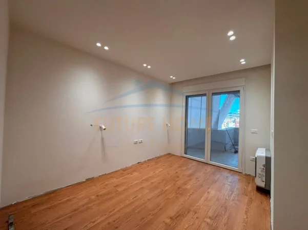 Tirane, jepet me qera zyre Kati 9, 122 m² 1.300 € (Ish Ekspozita)