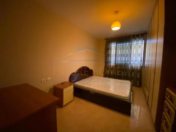 Tirane, jepet me qera apartament 1+1 Kati 5, 67 m² 527 € (Xhamlliku)