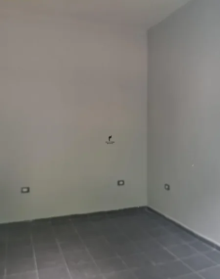 Tirane, jepet me qera zyre Kati 1, 20 m² 500 € (KOMUNA E PARISIT)