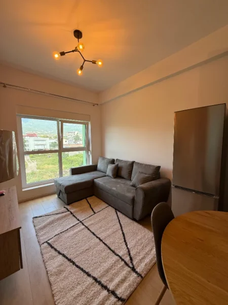 Tirane, jepet me qera apartament 1+1+Ballkon Kati 4, 50 m², Ali Dem, Rezidenca Kadiu, 🏷️ Çmimi: 47.000 Leke