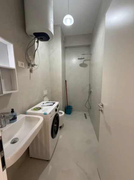 Tirane, jepet me qera apartament 1+1+Ballkon Kati 4, 50 m², Ali Dem, Rezidenca Kadiu, 🏷️ Çmimi: 47.000 Leke