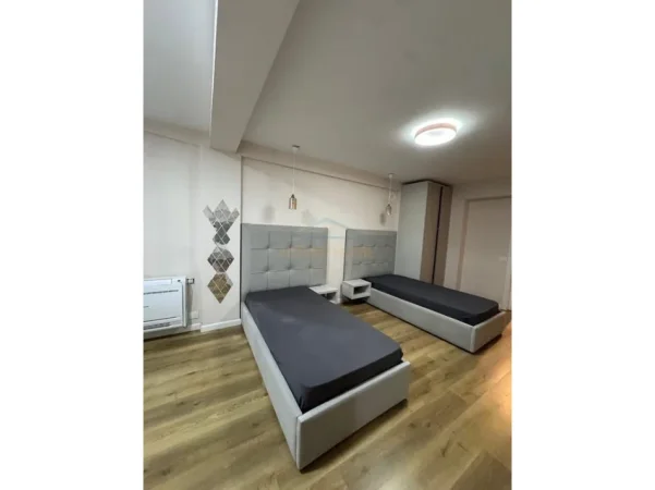 Tirane, jepet me qera apartament 2+1 Kati 2, 85 m² 700 € (Rruga Kongresi i Manastirit)