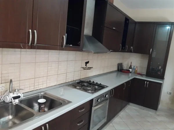 Tirane, shitet apartament 2+1 Kati 4, 123 m² 175.000 € (YZBERISHT)