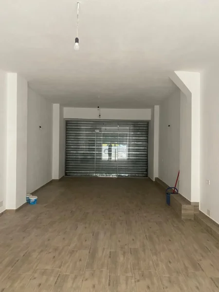 Tirane, shes dyqan Kati 0, 50 m² 185.000 € (pallati me shigjeta)