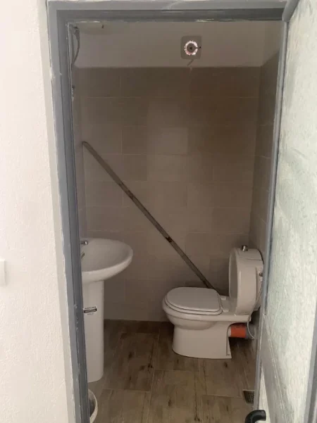 Tirane, shes dyqan Kati 0, 50 m² 185.000 € (pallati me shigjeta)