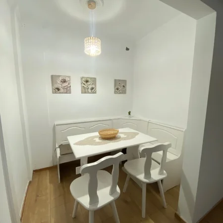 Tirane, jepet me qera apartament 1+1+Ballkon Kati 2, 75 m² 580 € (kongresi i lushnjes)