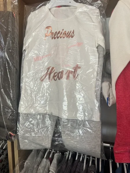 Shiten veshje femijesh me cmim shumice, shiten rafte per dyqan