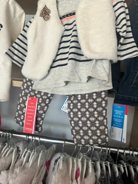 Shiten veshje femijesh me cmim shumice, shiten rafte per dyqan