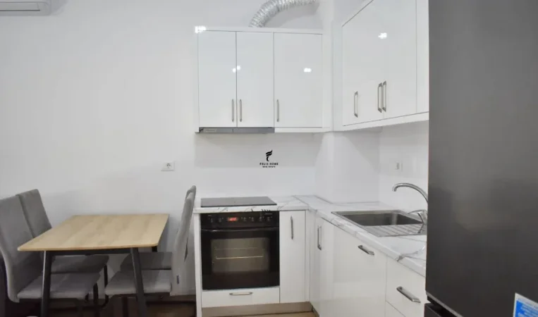 Tirane, jepet me qera apartament 1+1 Kati 5, 60 m² 450 € (ALI DEMI)
