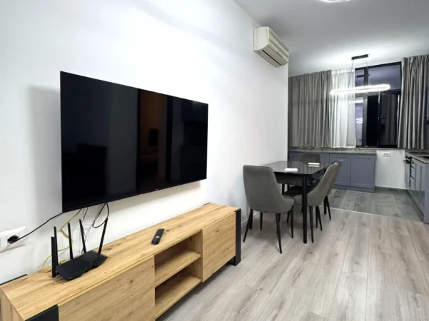 Tirane, jepet me qera apartament 1+1 Kati 2, 100 m² 650 € 