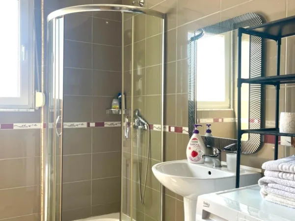 Tirane, jepet me qera apartament 1+1 Kati 7, 75 m² 700 € 