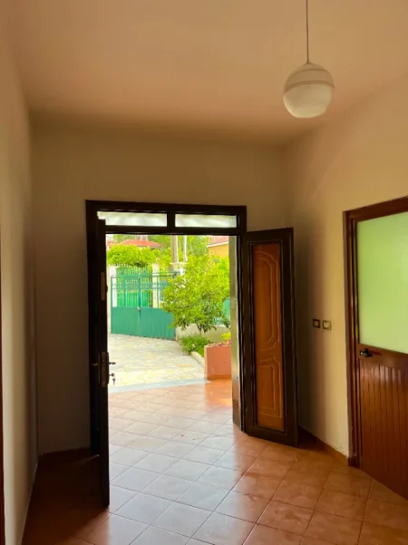 Tirane, jepet me qera shtepi 2+1+Ballkon Kati 1, 100 m² 400 € (Rruga Oso Kuka)