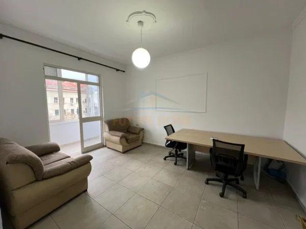 Tirane, jepet me qera apartament 2+1+Ballkon Kati 4, 63 m² 450 € (Bulevardi Zogu I Pare)