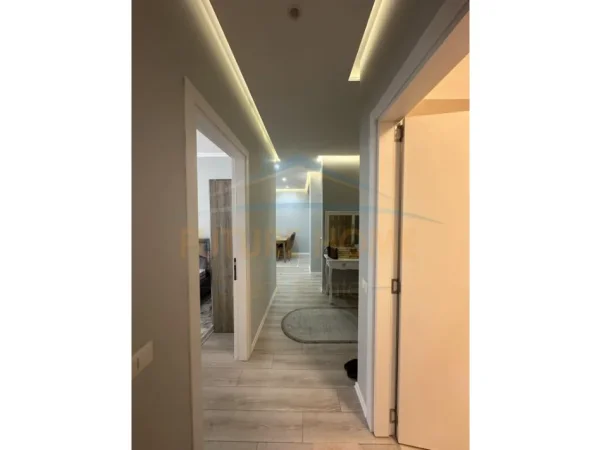 Tirane, jepet me qera apartament 2+1+Ballkon Kati 6, 101 m² 650 € (Yzberisht)