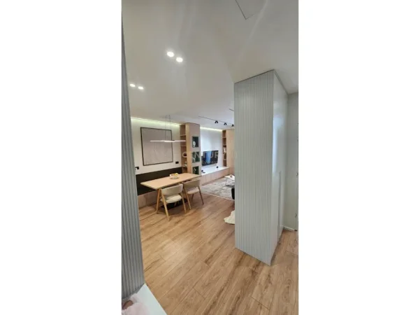 Tirane, jepet me qera apartament 1+1+Ballkon Kati 8, 75 m² 1.050 € (mine peza)