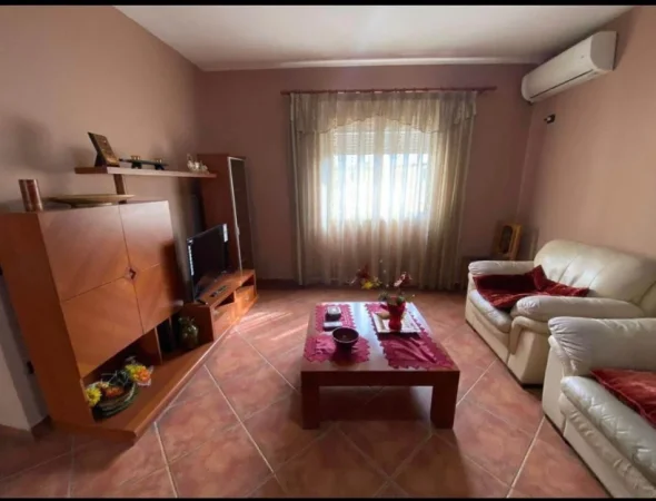 Tirane, jepet me qera apartament 3+1 Kati 5, 110 m² 550 € (Ali Demi)