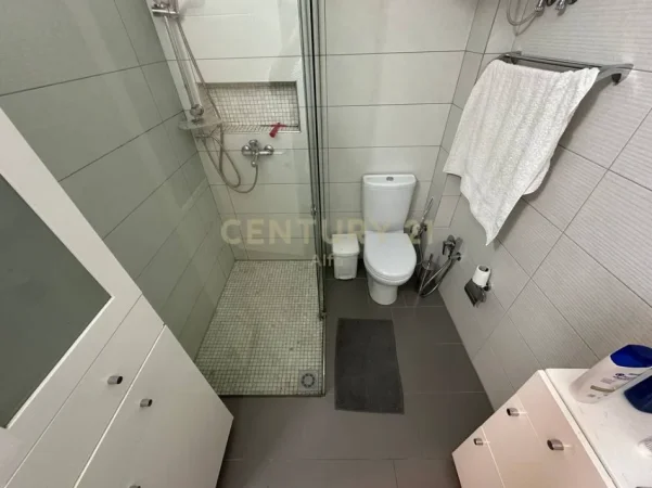 Tirane, jepet me qera apartament 1+1 Kati 3, 90 m² 700 € (vasil shanto)
