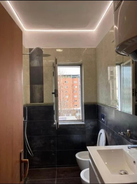 Tirane, jepet me qera apartament 3+1 Kati 5, 110 m² 550 € (Ali Demi)