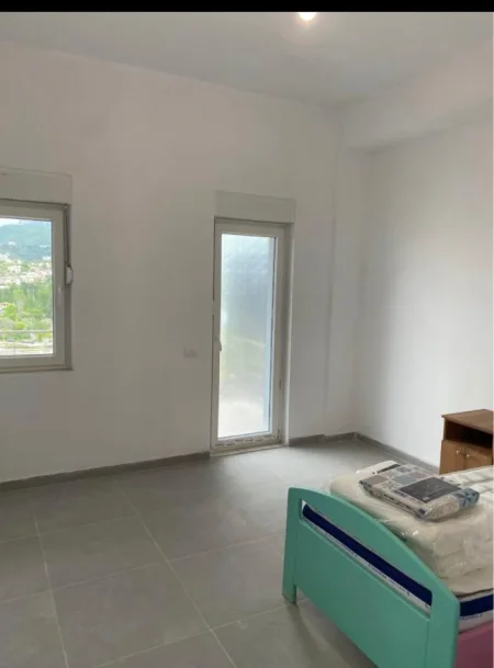 Tirane, jepet me qera apartament 2+1 Kati 3, 90 m² 500 € (Farkë)