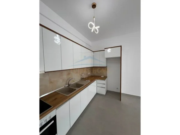 Tirane, jepet me qera apartament 1+1+Ballkon Kati 5, 75 m² 450 € (ish Dogana)