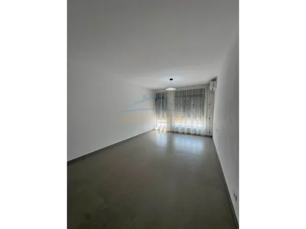 Tirane, jepet me qera apartament 1+1+Ballkon Kati 5, 75 m² 450 € (ish Dogana)
