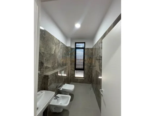 Tirane, jepet me qera apartament 1+1+Ballkon Kati 5, 75 m² 450 € (ish Dogana)