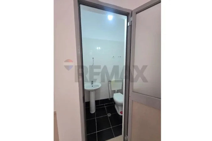 Tirane, jepet me qera dyqan , 35 m² 400 € 
