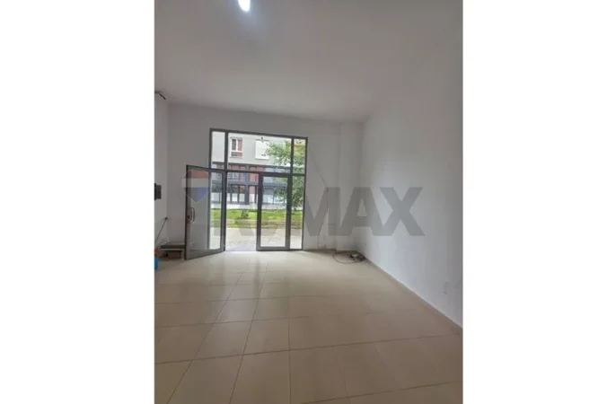 Tirane, jepet me qera dyqan , 35 m² 400 € 