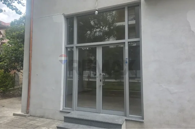 Tirane, jepet me qera dyqan , 35 m² 400 € 