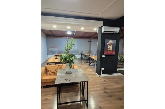 Tirane, jepet me qera zyre , 153 m² 900 € 