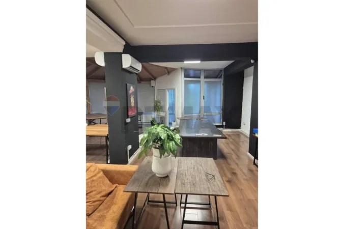 Tirane, jepet me qera zyre , 153 m² 900 € 
