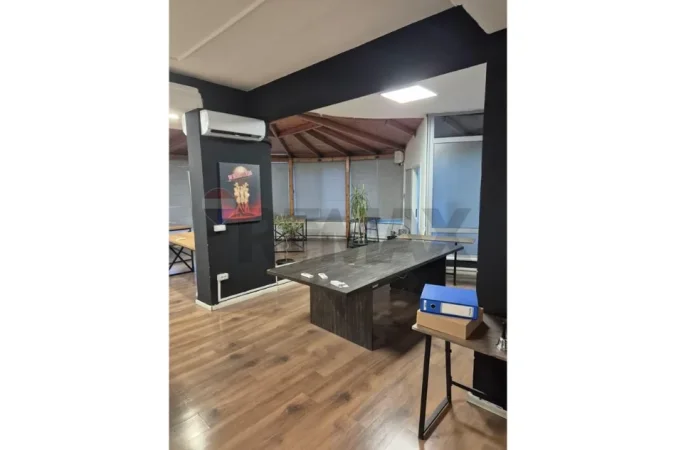 Tirane, jepet me qera zyre , 153 m² 900 € 