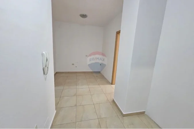 Tirane, jepet me qera zyre , 118 m² 1.000 € 
