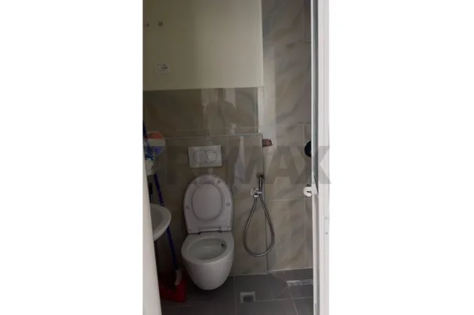 Tirane, jepet me qera dyqan , 40 m² 500 € 