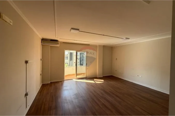 Tirane, jepet me qera zyre , 178 m² 1.600 € 