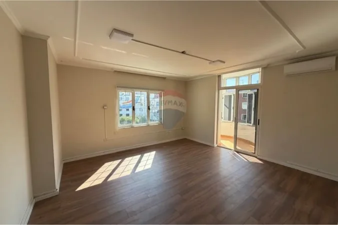 Tirane, jepet me qera zyre , 178 m² 1.600 € 