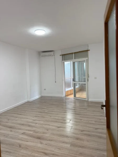 Tirane, jepet me qera zyre Kati 1, 70 m² 800 € (Ish Ekspozita Shqiperia Sot)