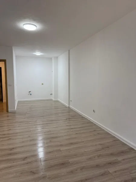 Tirane, jepet me qera zyre Kati 1, 70 m² 800 € (Ish Ekspozita Shqiperia Sot)